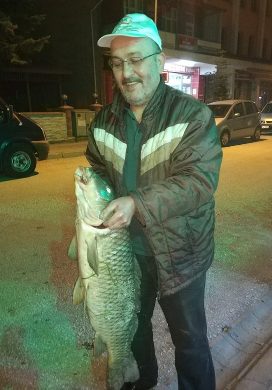 Oltayla 12 kilogramlık pullu sazan yakaladı